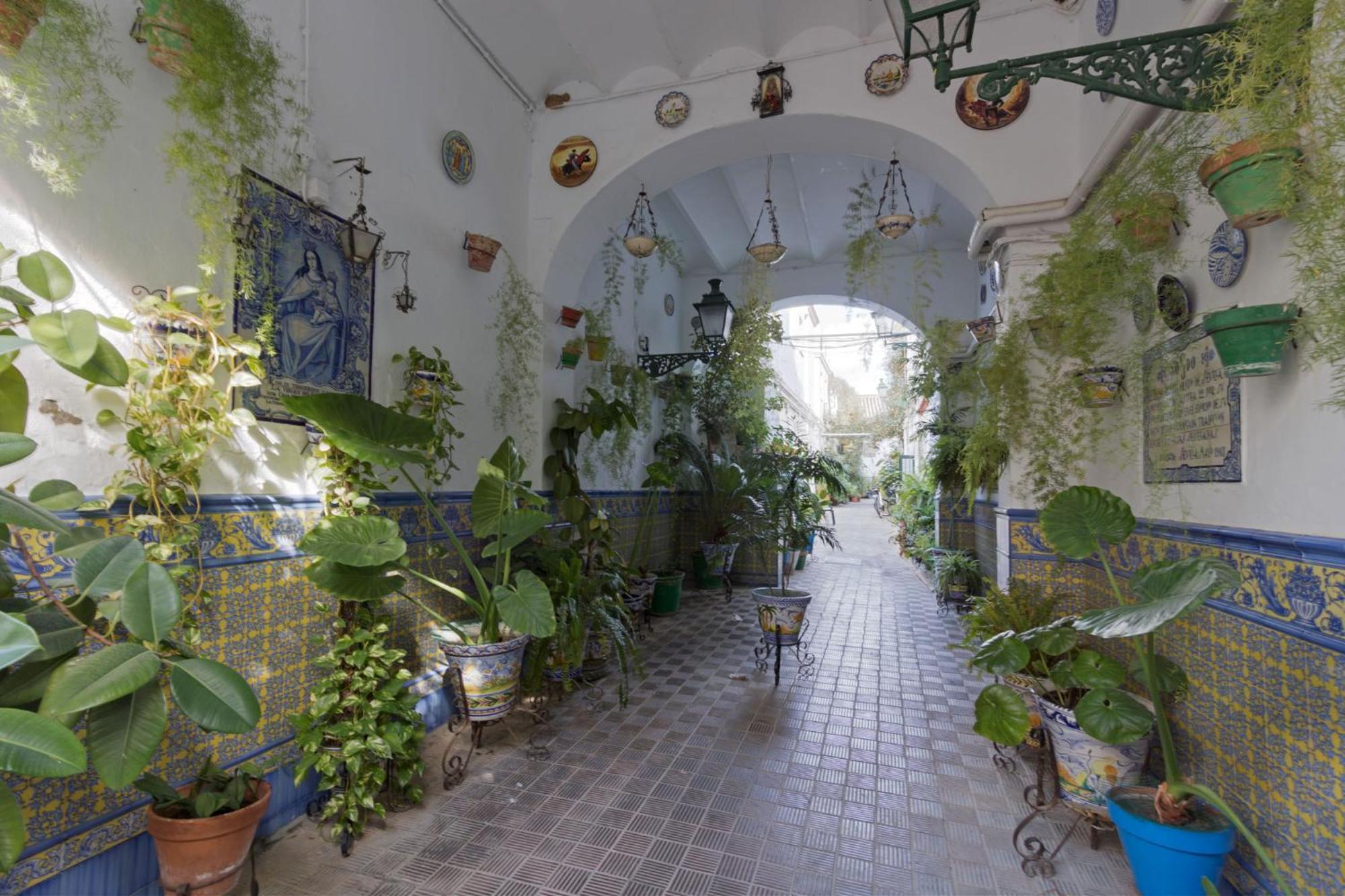 Castilla Triana Courtyard By Valcambre Sevilla Exteriör bild