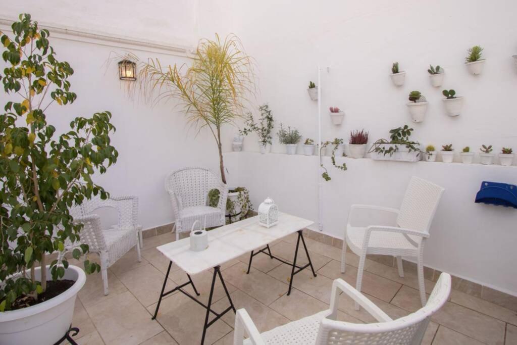 Castilla Triana Courtyard By Valcambre Sevilla Exteriör bild