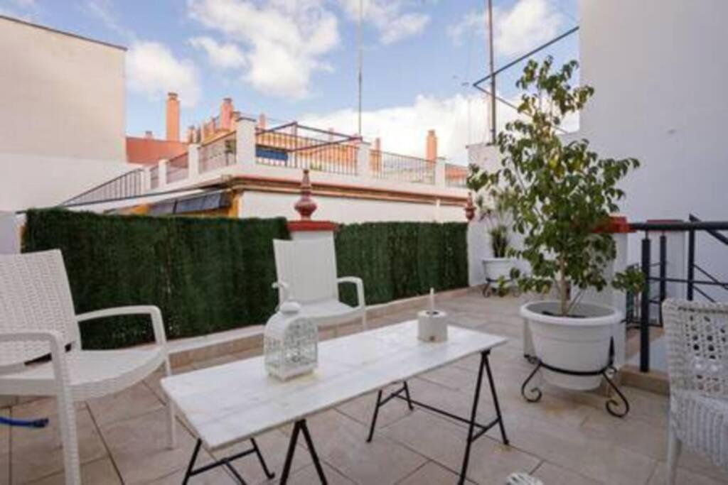 Castilla Triana Courtyard By Valcambre Sevilla Exteriör bild